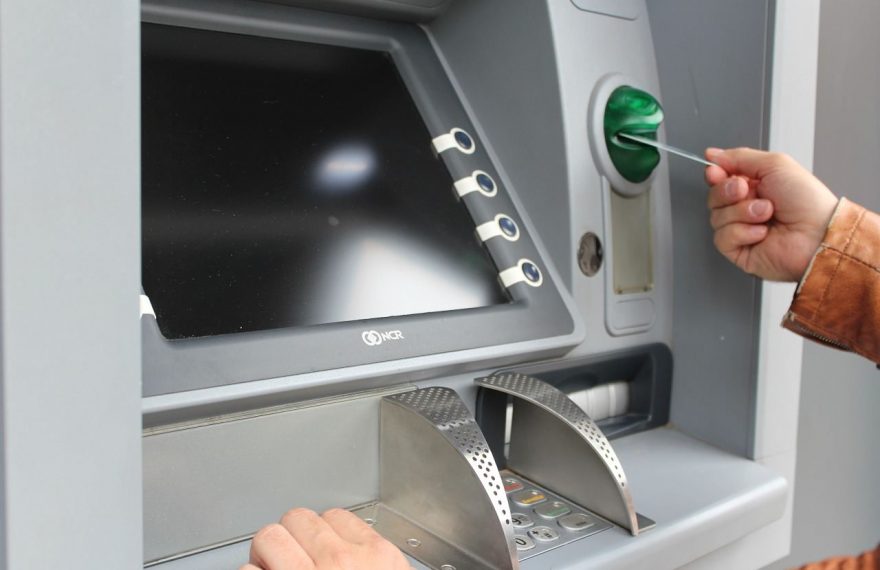 Σε προπληρωμένες κάρτες και με όριο αναλήψεων τα επιδόματα ΟΑΕΔ και ΟΠΕΚΑ