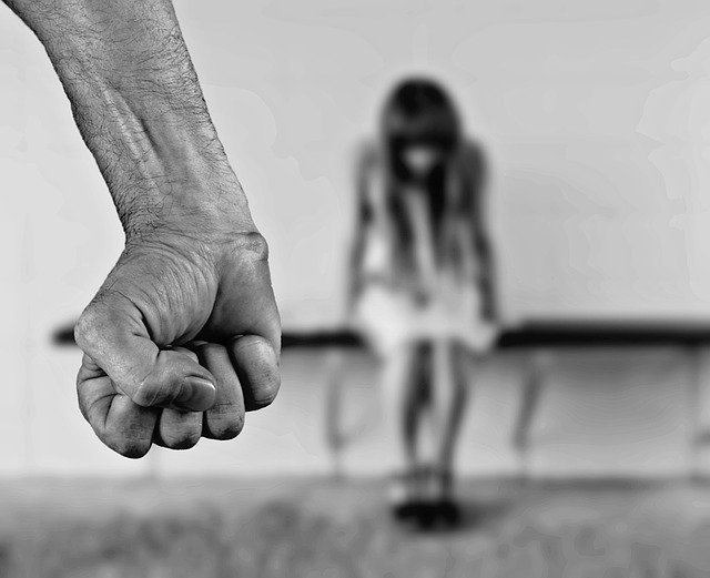 Πάτρα: 16χρονη ξυλοκοπείται συστηματικά από τον 25χρονο σύντροφό της, αλλά αρνείται να τον εγκαταλείψει