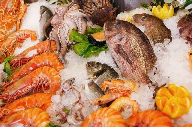 Θαλασσινά, όσπρια και λαχανικά πρωταγωνιστούν στις επιλογές μας γεμίζοντας ένα τραπέζι που μυρίζει Ελλάδα!