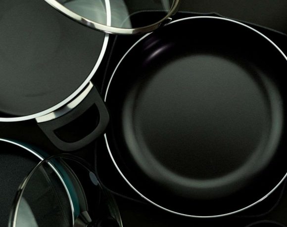 Προσδόκιμο ζωής μαγειρικών σκευών: Πότε να πετάξουμε τα τηγάνια και τις κατσαρόλες μας;
